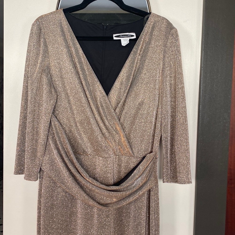 Long gown perfect for weddings or fancy events COLOR: rose gold.